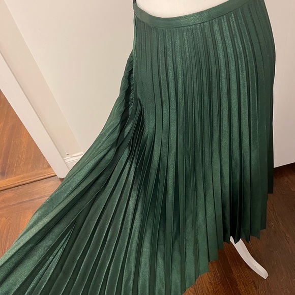 GORGEOUS GREEN FAN SKIRT SATIN MIDI PLEATED - Picture 9 of 10
